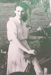 Tanara fata cu bicicleta, circa 1942-1943