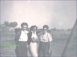 Tinere fete mangaiate de briza Dunarii, circa 1942-1943