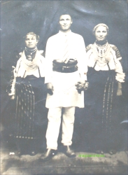 Tineri din Faraoani in costum popular, circa 1924-1925